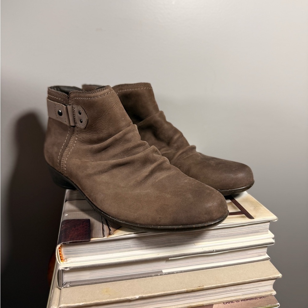 Rockport Brown Taupe Size 9.5M Womenโs Ankle Suede Booties